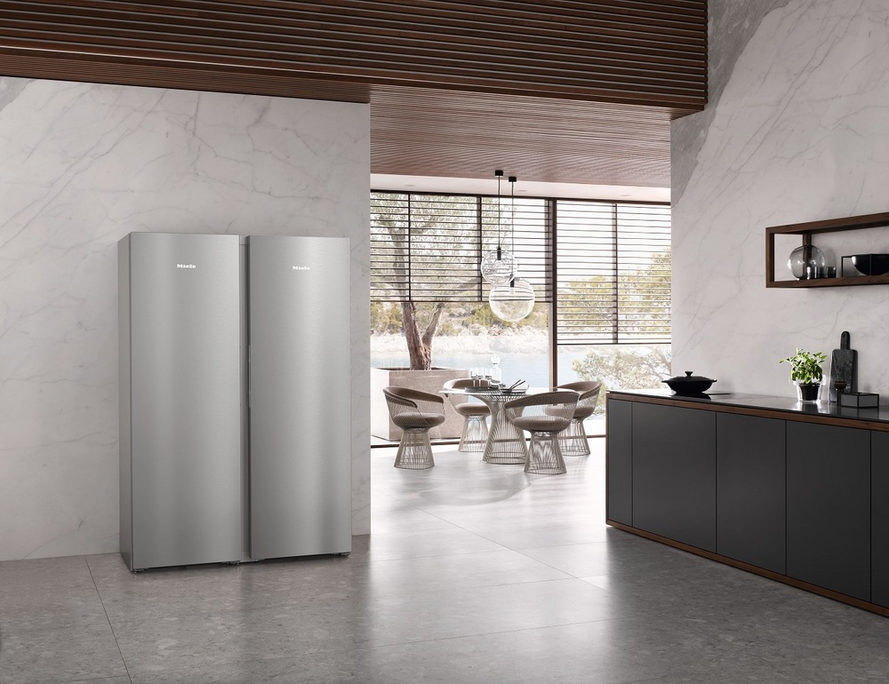 Lednice Miele KS 4887 DD stojí vedle mrazáku Miele FNS 4882 D v kuchyni