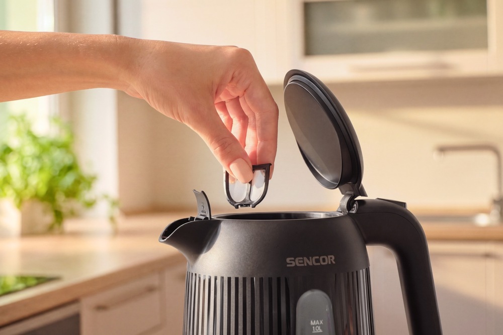 Vyndávání filtru z konvice Sencor SWK 1049BK 1 l