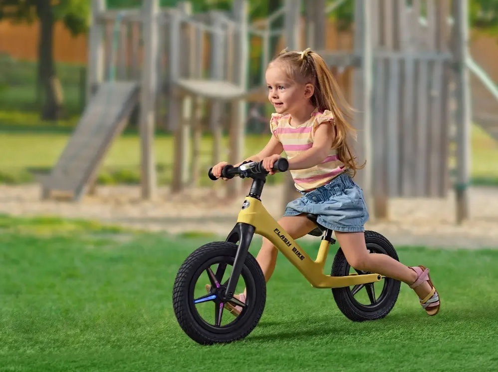 Odrážedlo Buddy Toys BPB 2516 žluté Holčička jezdící na odrážedle Buddy Toys BPB 2516 Flash bike