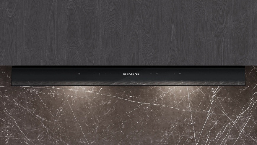 Pohled na integrovaný odsavač par Siemens LJ97BDP60, kdy je v lince vidět pouze otevřený skleněný panel