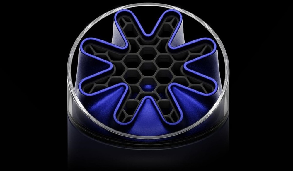 Ventilátor Dyson HushJet™ Mini Cool inkoustově modrý Detailní pohled na revoluční trysku ve tvaru hvězdy, kterou tiše proudí svěží vzduch.