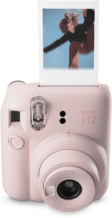 Fotoaparát Instax mini 12 s vytisknutou fotkou