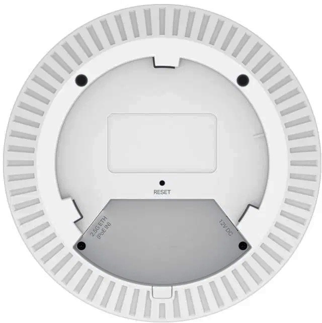 Spodní strana bílého přístupového bodu TP-Link Omada. Po obvodu je větrací žebrování, uprostřed tlačítko reset a dole prostor s 2,5G PoE/LAN portem a konektorem pro 12V napájení.