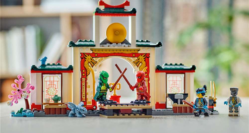 Stavebnice LEGO® NINJAGO® 71831 Chrám nindžů Spinjitzu Chrám nabízí čajovnu, zahradu i tréninkové zázemí pro každodenní nindžovské příběhy.