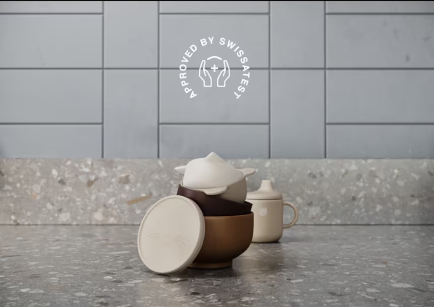 Myčka nádobí Electrolux Série 700 ESG88600SX nerez Dětské nádobí na kuchyňské lince. Nad ním symbol Approved by SwissAtest.