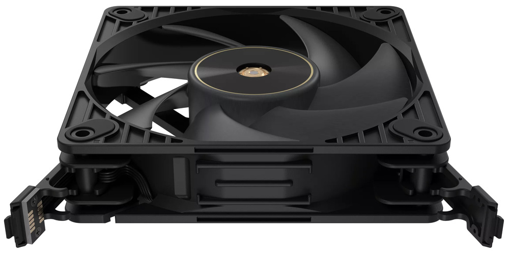 Ventilátor Asus ProArt PF120 Black, 120 mm černý Na obrázku je Ventilátor Asus ProArt PF120 Black (120 mm) z nízkého bočního úhlu. Vidíte černý čtvercový rám a uvnitř černé lopatky; uprostřed je kulatý náboj se zlatavým kroužkem a kovovým středem. Z boku je dobře patrná nestandardní konstrukce pro snadné spojování – ventilátor má zásuvné/klipové úchyty a na levé straně je vidět malý konektorový modul (kontakty), který slouží k propojení více ventilátorů bez samostatných kabelů. Celkově působí jako „modulární“ ventilátor, který se dá rychle skládat do sestavy.
