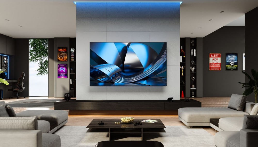 Televize Hisense 75U7SE televize Hisense na stěně obývacího pokoje. V místnosti jsou sedací soupravy, stůl, květiny. Pusobi moderně