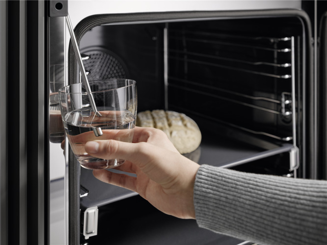 Plnění nádoby vodou v parní troubě Miele DGC 7450 pro přípravu páry.