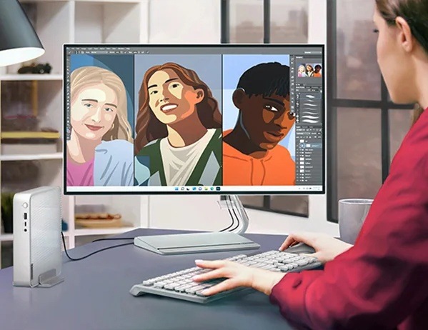 PC mini Lenovo IdeaCentre Mini 01IRH10R šedý Žena vytvářející grafiku má vedle monitoru postavený počítač Lenovo IdeaCentre Mini s vertikálním stojanem