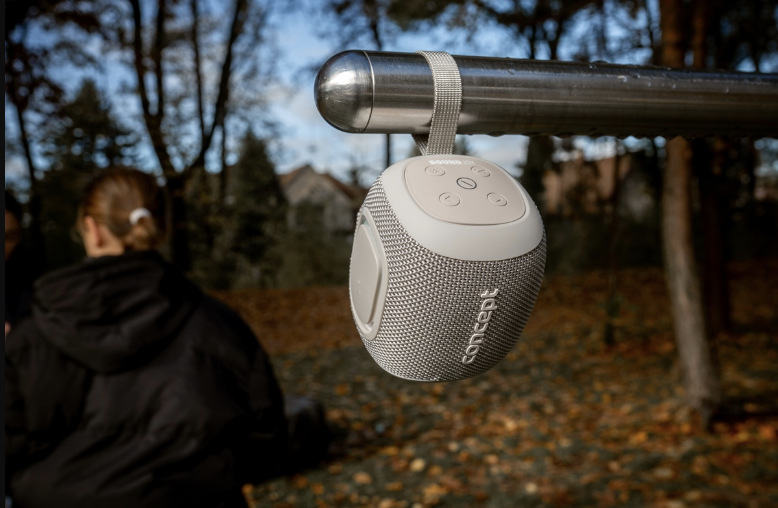 Concept SoundJoy BR5011 zavěšený poutkem na kovovém zábradlí ve venkovním prostředí