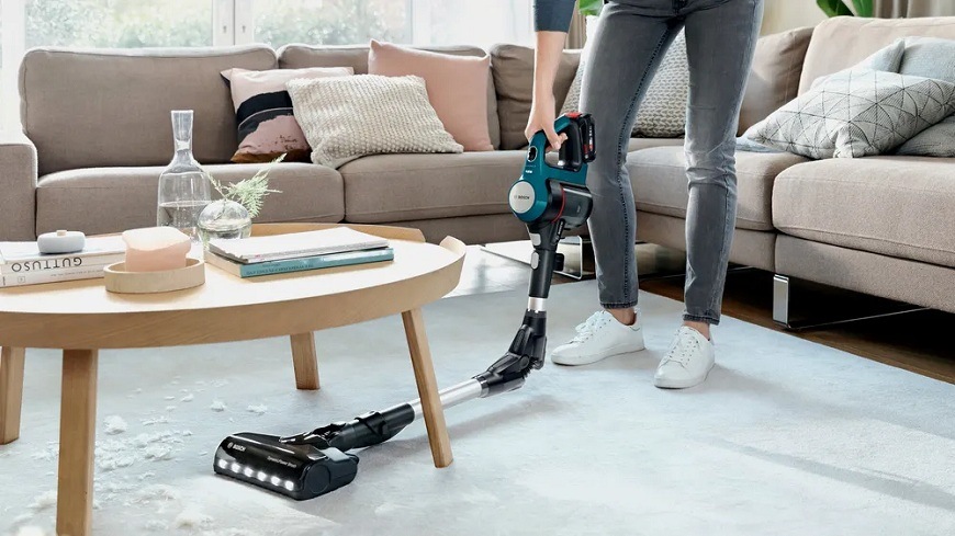 Tyčový vysavač Bosch BSS71125AH s ohebnou trubicí se dostane i pod stůl