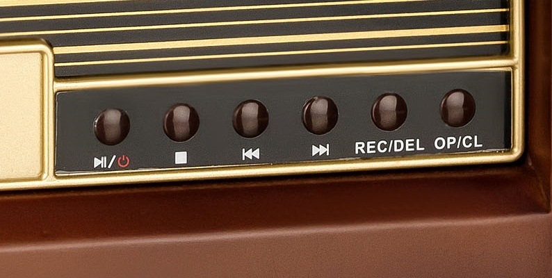 Gramofon Roadstar HIF-1996D+BT Detail šesti kulatých tlačítek na pravé straně čelního panelu gramofonu Roadstar HIF-1996D+BT, DAB+ pro přehrávání, zastavení, přechod mezi skladbami, nahrávání či mazání a otevření nebo zavření CD mechaniky