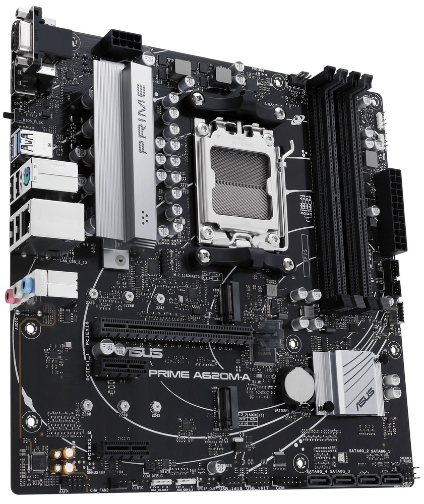 Pohled shora na desku. Vidíme sloty pro komponenty, ve středu desky je slot pro CPU, dále vidíme chladič a další komponenty desky. Také nz boku jsou zachyceny porty pro připojení externích zařízení.
