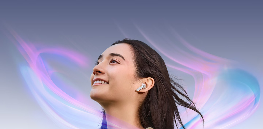 Portrét ženy se sluchátky Galaxy Buds4 v uších