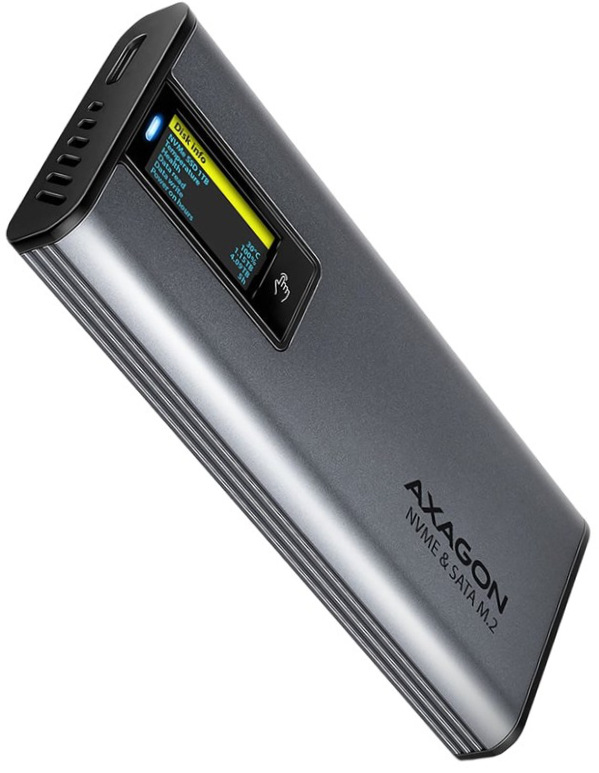Na obrázku je externí box AXAGON pro NVMe a SATA M.2 SSD v kovově šedém provedení. Má podlouhlý tvar se zaoblenými hranami, nahoře USB-C konektor a po straně větrací otvory. Na přední straně je malý barevný displej, který zobrazuje informace o disku, a pod ním dotykové tlačítko. Na těle je nápis AXAGON NVMe & SATA M.2.
