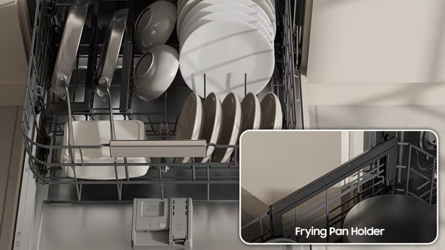 Myčka nádobí Samsung DW80H73WBI0U1 nádobí uvnitř myčky Samsung DW80H73WBI0U1 a detail držáku pánví