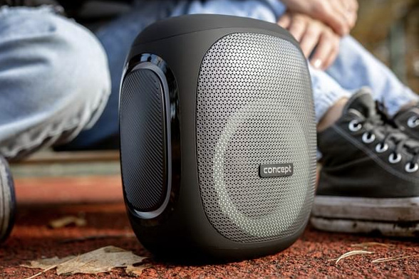 Přenosný reproduktor Concept SoundJoy BR5035 umístěný venku vedle sedící osoby