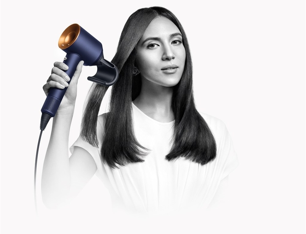 K dispozici máte tři úrovně rychlosti proudění vzduchu – vysoká pro rychlý styling, střední pro běžné vysoušení a nízká pro jemné vyfoukávání