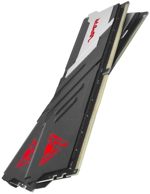 Na obrázku jsou dva paměťové moduly Patriot Viper Venom bez RGB podsvícení. Jsou zachycené z výrazného šikmého úhlu, takže je vidět jejich tenké provedení, černo-stříbrný chladič i zlaté kontakty pro zasunutí do základní desky. Na chladiči je červené logo ve tvaru hlavy zmije a nápis Viper. Design působí herně, ale střídměji než varianta s RGB osvětlením.