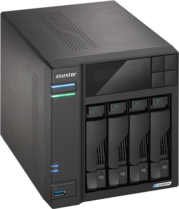 Datové úložiště (NAS) Asustor Lockerstor 4 Gen2+ AS6704T v2 černé Černé čtyřšachtové NAS Asustor Lockerstor z bočního předního pohledu. Vepředu jsou čtyři výsuvné sloty pro disky, displej s ovládacími tlačítky, logo Asustor, barevné stavové kontrolky a modrý USB port.