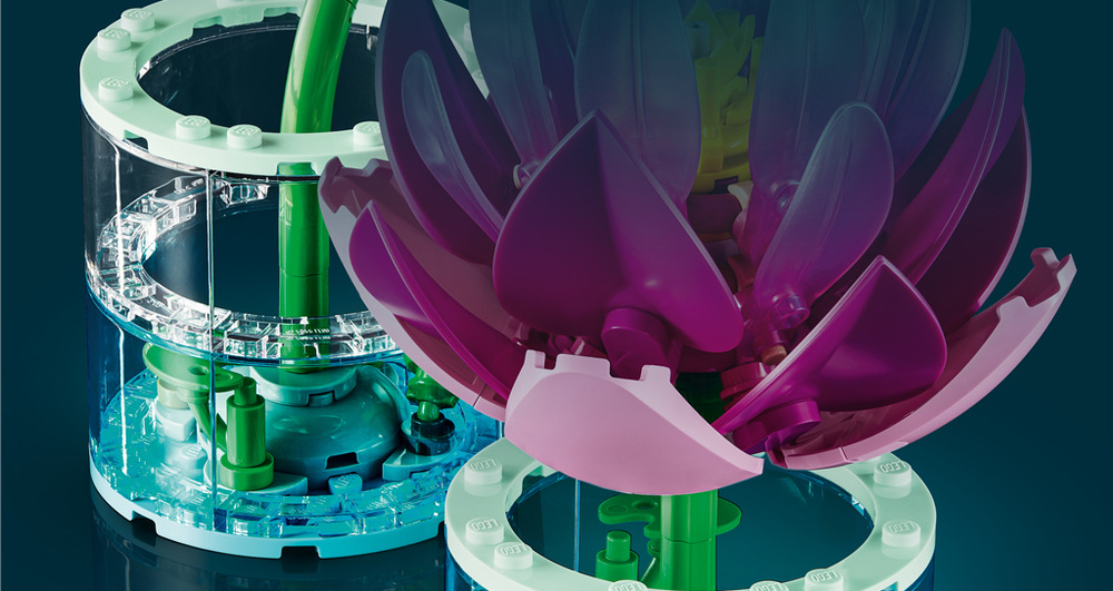 Stavebnice LEGO® Botanicals 11511 Lekníny Stylové vázy z průhledných dílků vytvářejí díky modrým a čirým kostkám působivou iluzi vody.