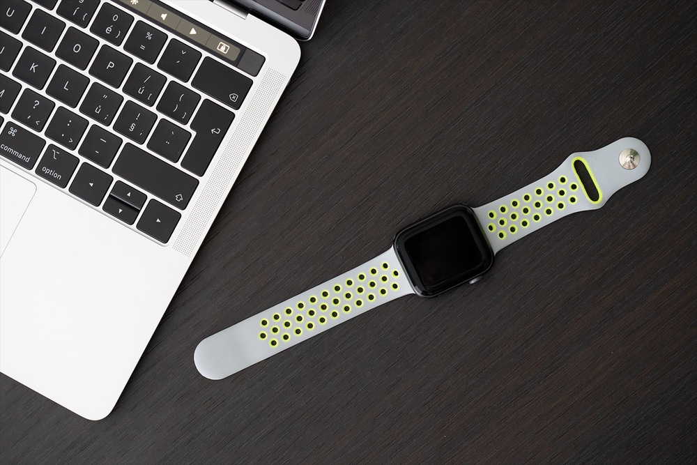 Řemínek RhinoTech na Apple Watch 38/40/41 mm černý/modrý Řemínek RhinoTech na Apple Watch 38/40/41 mm černý/modrý