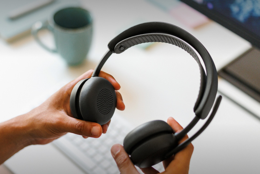Headset Logitech Zone Wired 2 šedý Detail mušlí headsetu Logitech Zone Wired 2 s možností natočení, které se přizpůsobí tvaru hlavy a zlepší ergonomii při nošení