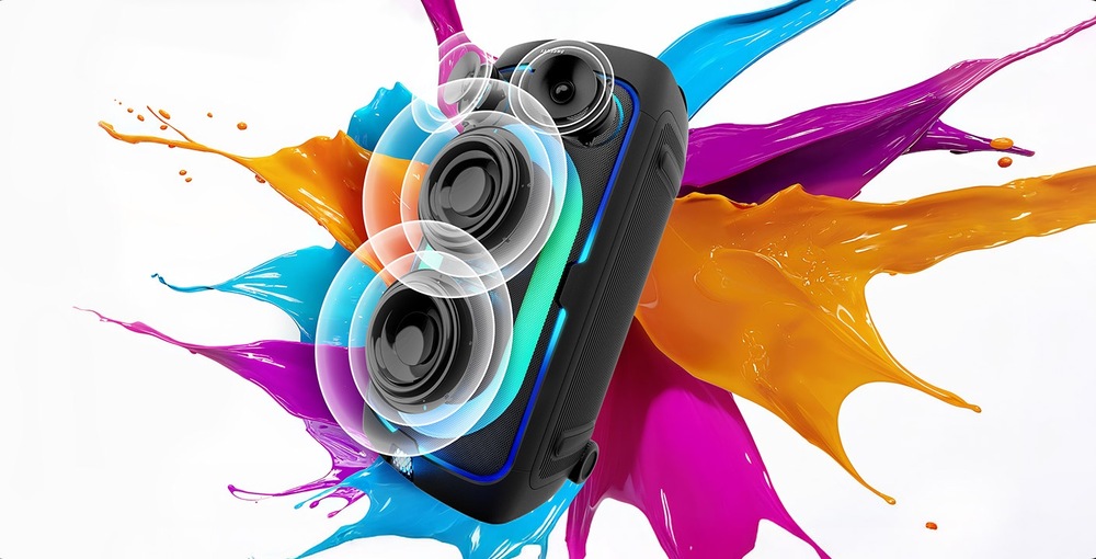 Party reproduktor Samsung MX-ST50F, kroužky vycházející z reproduktoru znázorňují přehrávání hudby, za reproduktorem se rozstřikují cákance několika barev