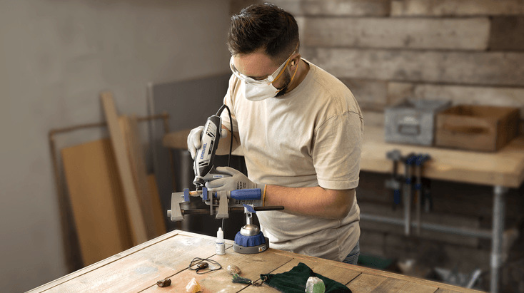 Přímá bruska Dremel 4250 (4250-35) Přímá bruska Dremel 4250 při detailní práci na materiálu v dílně