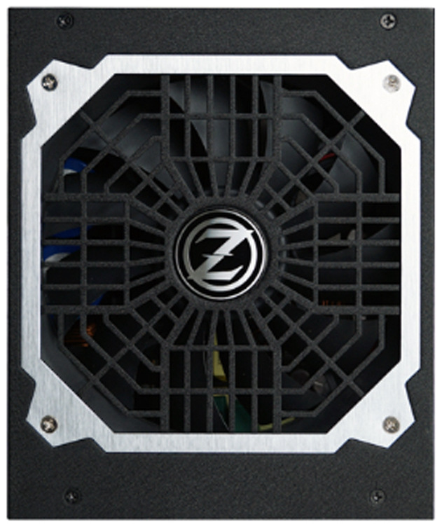 Zdroj Zalman ZM850-ARX 850W černý Na obrázku je pohled na ventilační stranu napájecího zdroje Zalman. Přes velký ventilátor je výrazná černá mřížka s geometrickým vzorem, doplněná světlým osmihranným rámečkem. Uprostřed je kulaté logo Zalman a v pozadí jsou částečně vidět lopatky ventilátoru i vnitřní součástky.