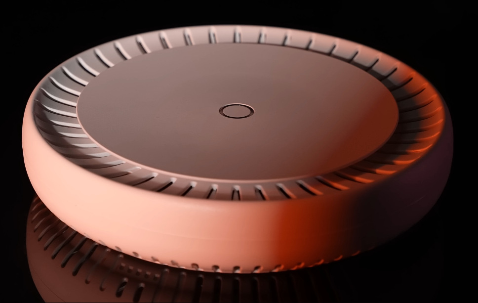 Access point MikroTik na tmavém pozadí s oranžovým podsvícením, pohled shora.