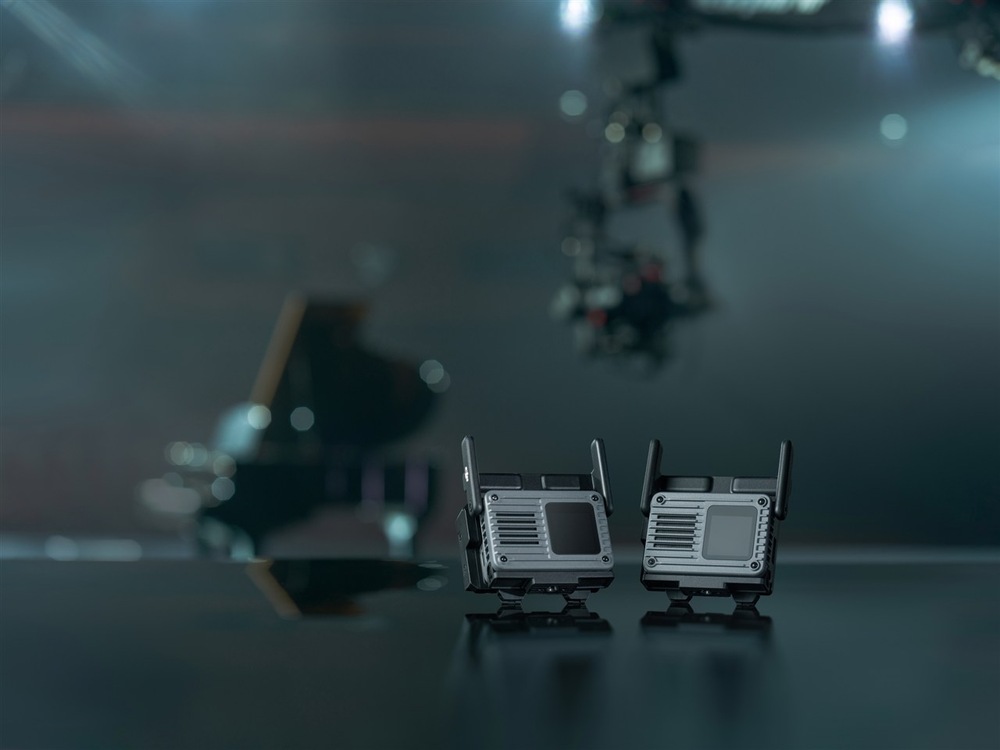 Vysílač DJI SDR Transmission 2 Combo černý DJI SDR Transmission 2 Combo umožňuje využít až 8 přijímačů na jeden vysílač