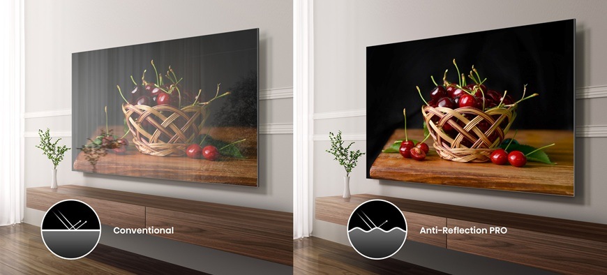 Televize Hisense 116UXQ Na obrázku je porovnání dvou televizí. Jedna televize je Hisense 116UXQ s technologií Anti Reflection PRO, bojující proti odleskům. Druhá televize (vlevo) tuto technologii nemá, a tak se v televizi odráží nepříjemné odrazy světla z oken
