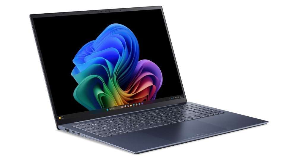 Otevřený a zapnutý notebook Acer Swift Edge 16 AI (SFE16-I51-92L1) otočený doprava