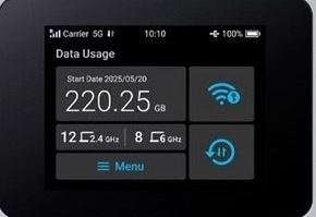 Router Acer Connect Enduro M6E + 20GB Data Detail dotykového displeje mobilního hotspotu Acer Connect Enduro M6E. Na obrazovce je stav 5G připojení, čas, baterie, využitá data a ikony pro Wi-Fi a nastavení.