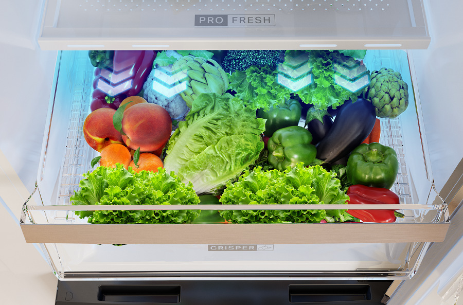Ovoce a zelenina uložené v zásuvce crisper chladničky Whirlpool WHK2 6553 X5E s technologií ProFresh
