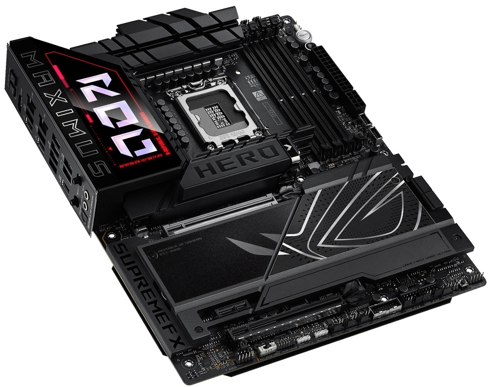 Základní deska Asus ROG MAXIMUS Z890 HERO Deska je focená shora pod úhlem přes levý spodní roh, takže v popředí vyniká spodní část s kryty/chladiči pro M.2 a oblastí SupremeFX, zatímco směrem dozadu jsou vidět dlouhé PCIe sloty pro grafiku. V horní části dominuje patice LGA1851 s masivními pasivy napájení, napravo čtveřice DDR5 slotů a vlevo nahoře výrazný kryt zadního I/O panelu s ROG prvkem.