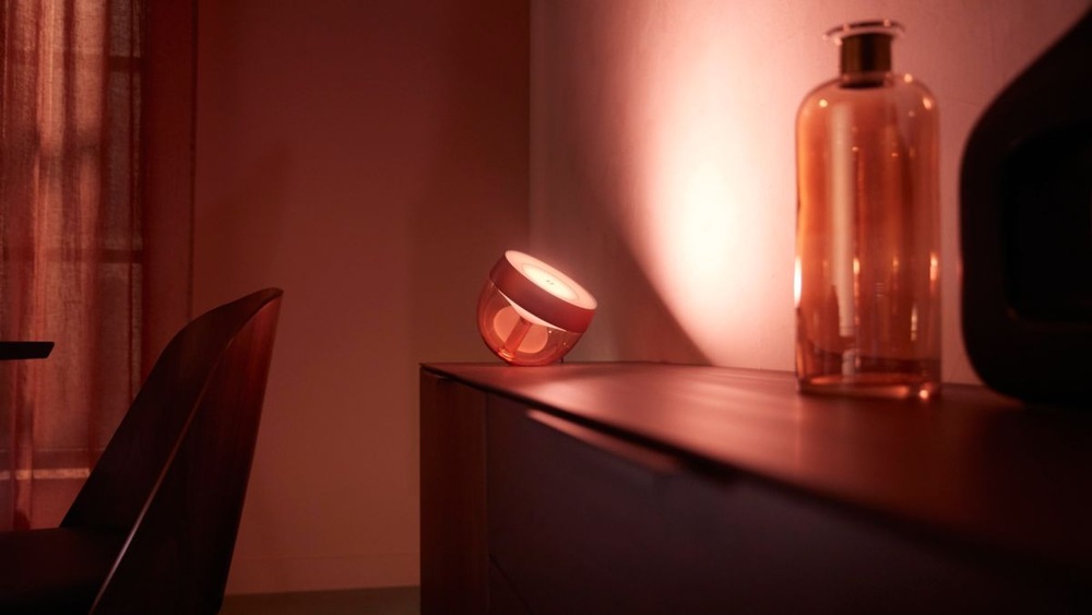 Stolní LED lampička Philips Hue Iris Gold Special Edition zlatá