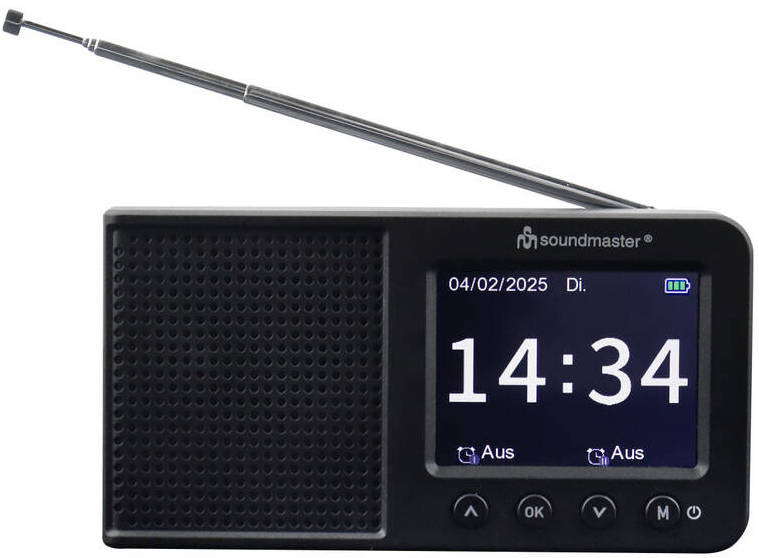 Detail displeje radiopřijímače Soundmaster DAB175SW se zobrazením času, stavu baterie a digitálního rádia DAB+