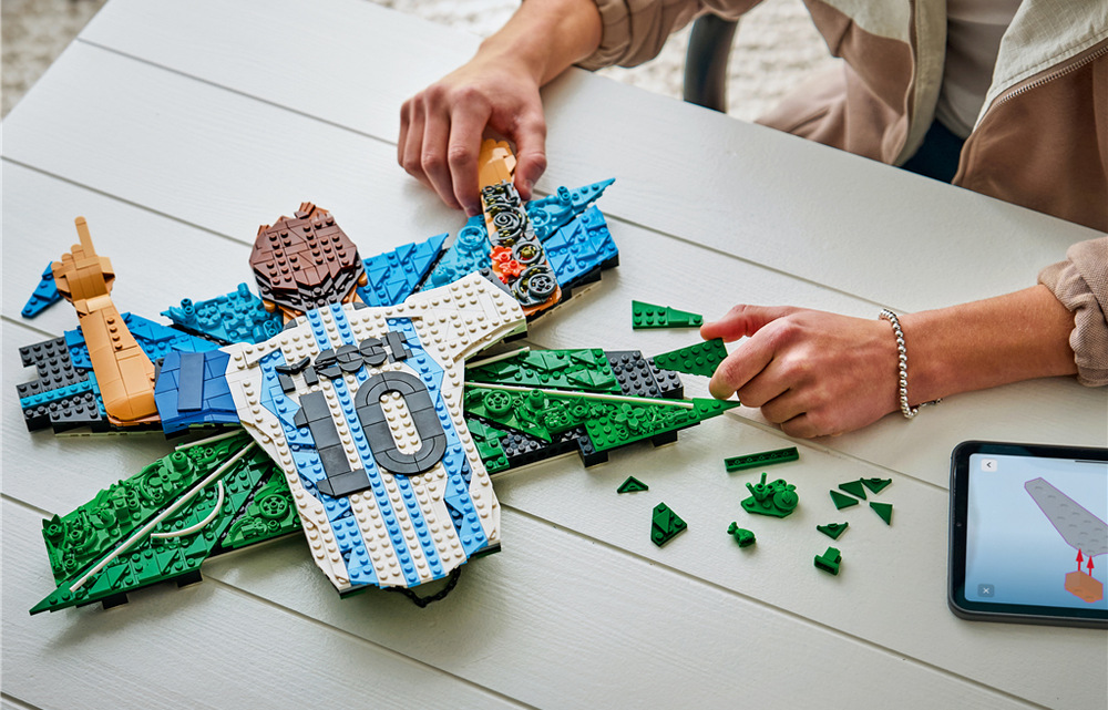 Stavebnice LEGO® Editions 43018 Lionel Messi – Okamžik vítězství Po dokončení získáte originální dekoraci, která potěší každého fanouška fotbalu i LEGO.