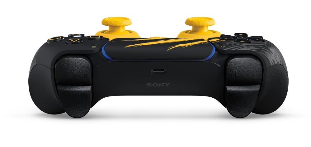 Černý herní ovladač Sony PlayStation se žlutými palcovými páčkami a detaily připomínajícími stopy drápů, vyobrazený zepředu na bílém pozadí, který vyzařuje elegantní a sportovní dojem.