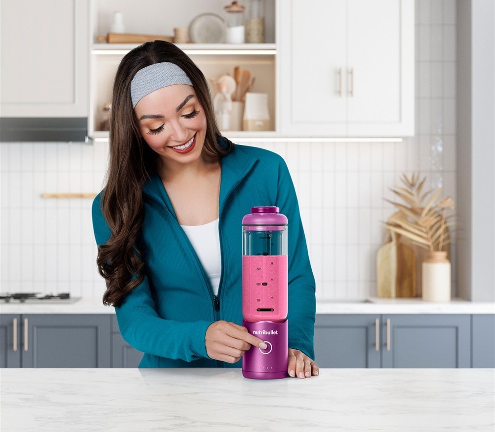 Příprava smoothie pomocí stolního mixéru Nutribullet Flex NBP013VT