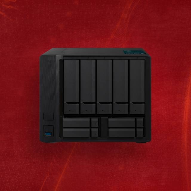 Pevný disk 3,5" Seagate IronWolf Pro 6TB šedá barva Černé vícešachtové síťové úložné zařízení (NAS) na tmavě červeném texturovaném pozadí, které vyjadřuje elegantní a moderní technologickou estetiku.