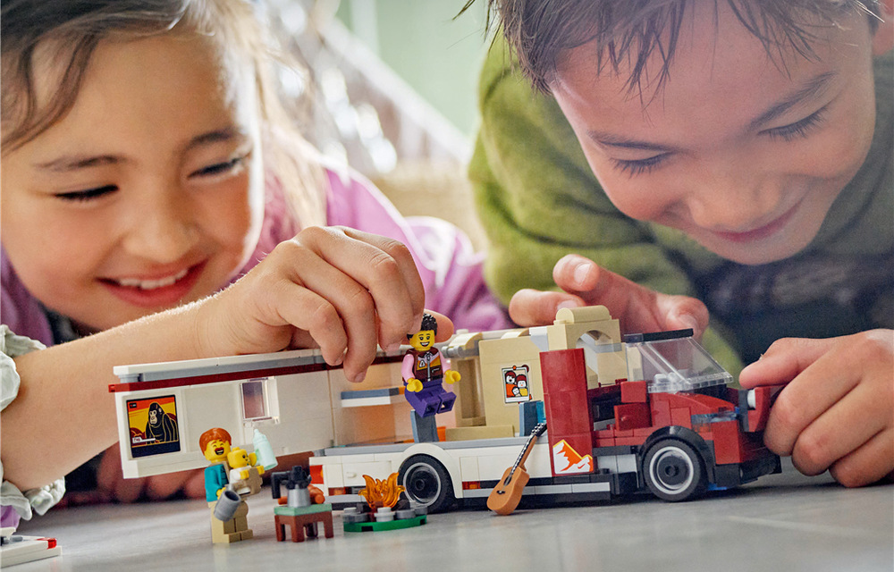 Stavebnice LEGO® City 60454 Prázdninový dobrodružný karavan Z 385 dílků vzniká karavan pro děti od šesti let, jehož stavění usnadní interaktivní 3D návod.