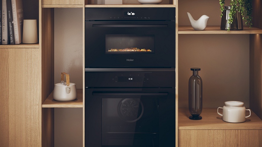 trouba Haier H38DMWID26NB v kuchyni s pokrmem uvnitř