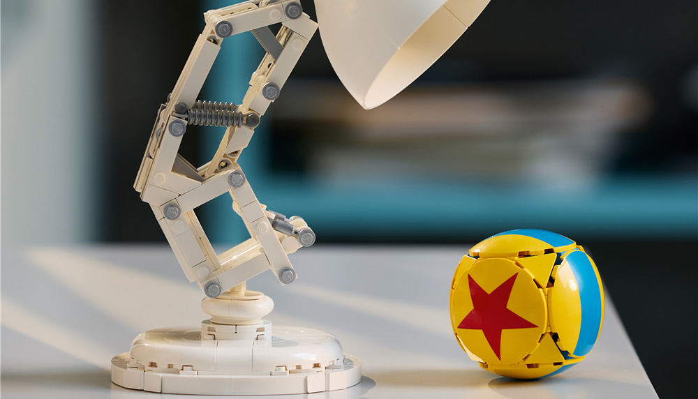 Stavebnice LEGO® Ideas 21357 Disney Pixar Luxo Jr. Stavění s 613 kostkami doplňuje 3D návod v aplikaci LEGO Builder a brožurka s rozhovory tvůrců.