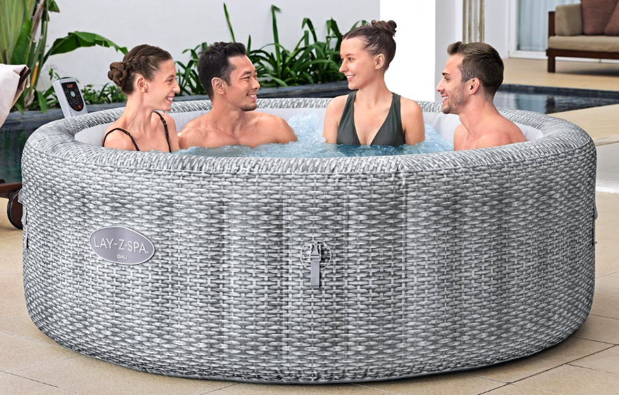 Skupina lidí relaxující ve vířivce Bestway Lay-Z-Spa Bali Smart AirJet 6001N na terase