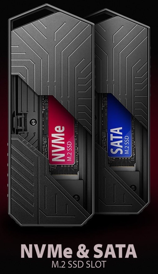 Externí rámeček Axagon GAME box, USB-C 10Gbps - NVMe & SATA SSD M.2 černý Na obrázku jsou dva černé externí boxy AXAGON pro M.2 SSD postavené vedle sebe. Oba mají výrazný hranatý herní design s reliéfním vzorem na povrchu a uprostřed částečně odkrytý disk. Levý box ukazuje červeně označený NVMe M.2 SSD, pravý modře označený SATA M.2 SSD. Dole je anglický nápis, který zdůrazňuje podporu obou typů disků.