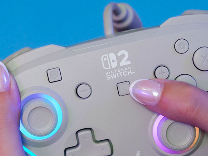 Hráčka stisknutím tlačítka C otevírá funkce GameChat na gamepadu pro Nintendo Switch 2