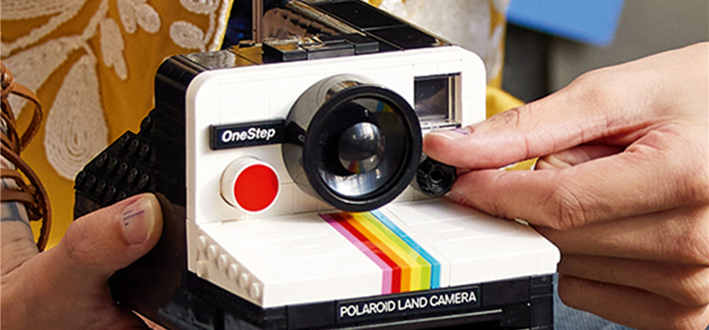 Stavebnice LEGO® Ideas 21345 Fotoaparát Polaroid OneStep SX-70 Přiložené fotografie odkazují na historii Polaroidu, LEGO House i fanouškovského návrháře stavebnice.